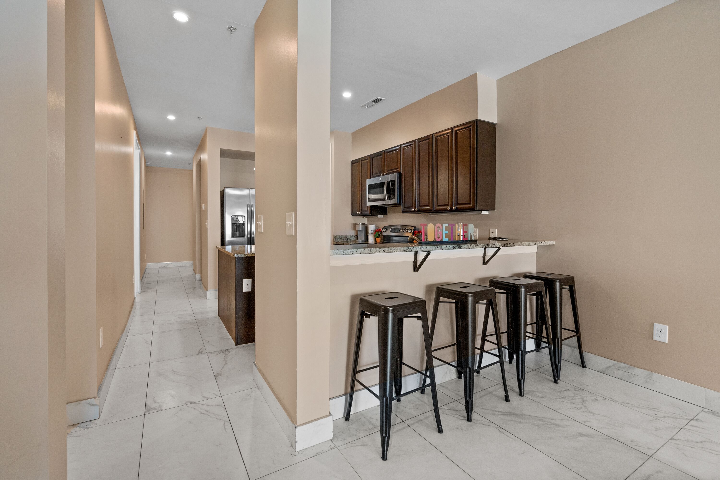 Sting Ray: 3 Bedroom Ocean Front Condo