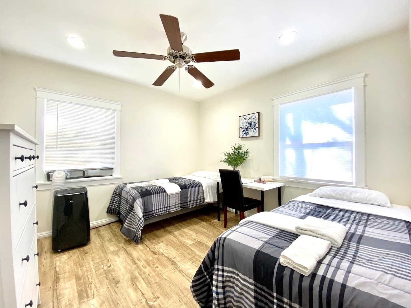 10 Min To The Beach! Perfect For A Family Or Friend Group. Self Check-in & Recently Renovated 2 Bedroom Apts by Redawning