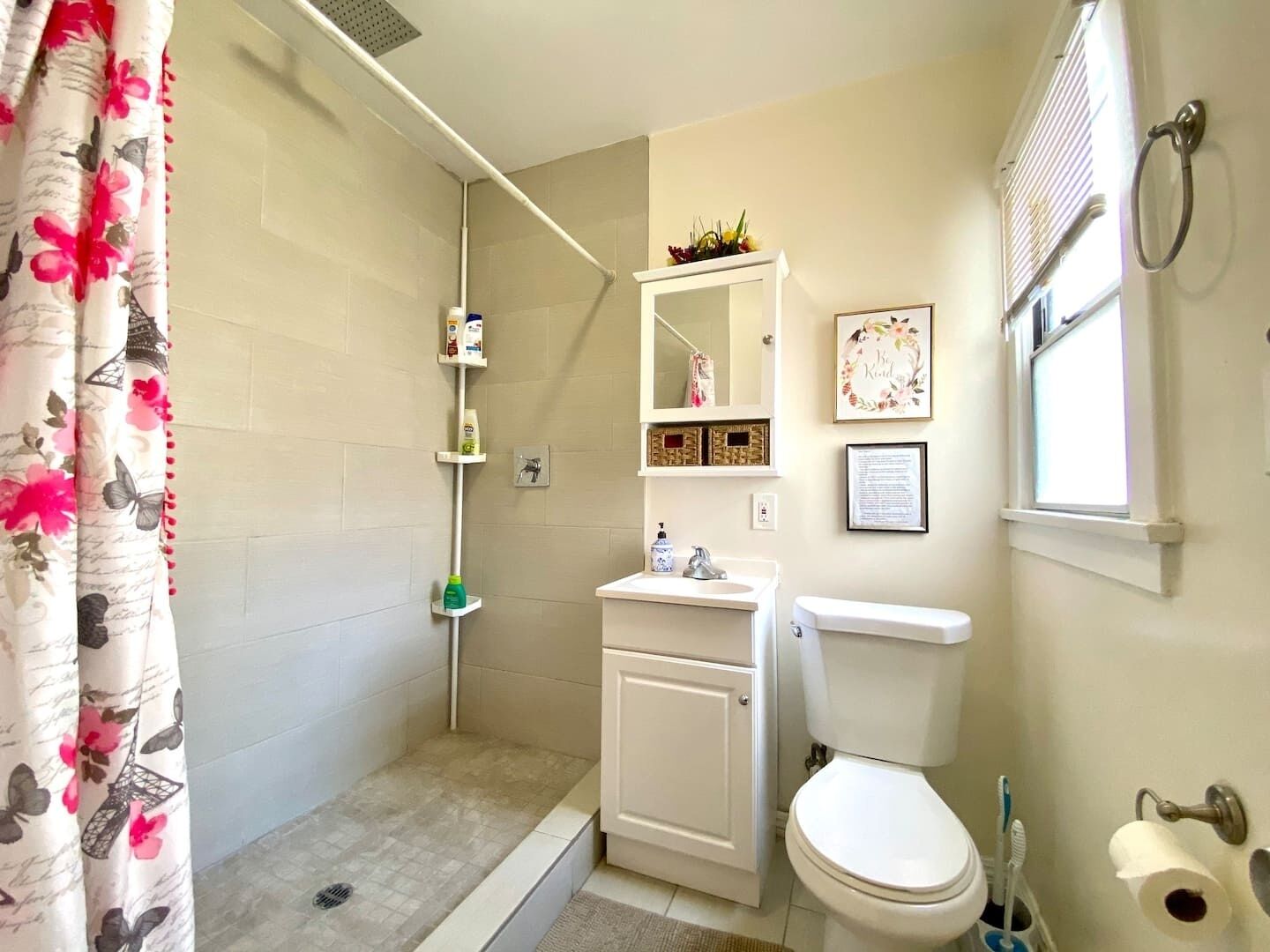 10 Min To The Beach! Perfect For A Family Or Friend Group. Self Check-in & Recently Renovated 2 Bedroom Apts by Redawning