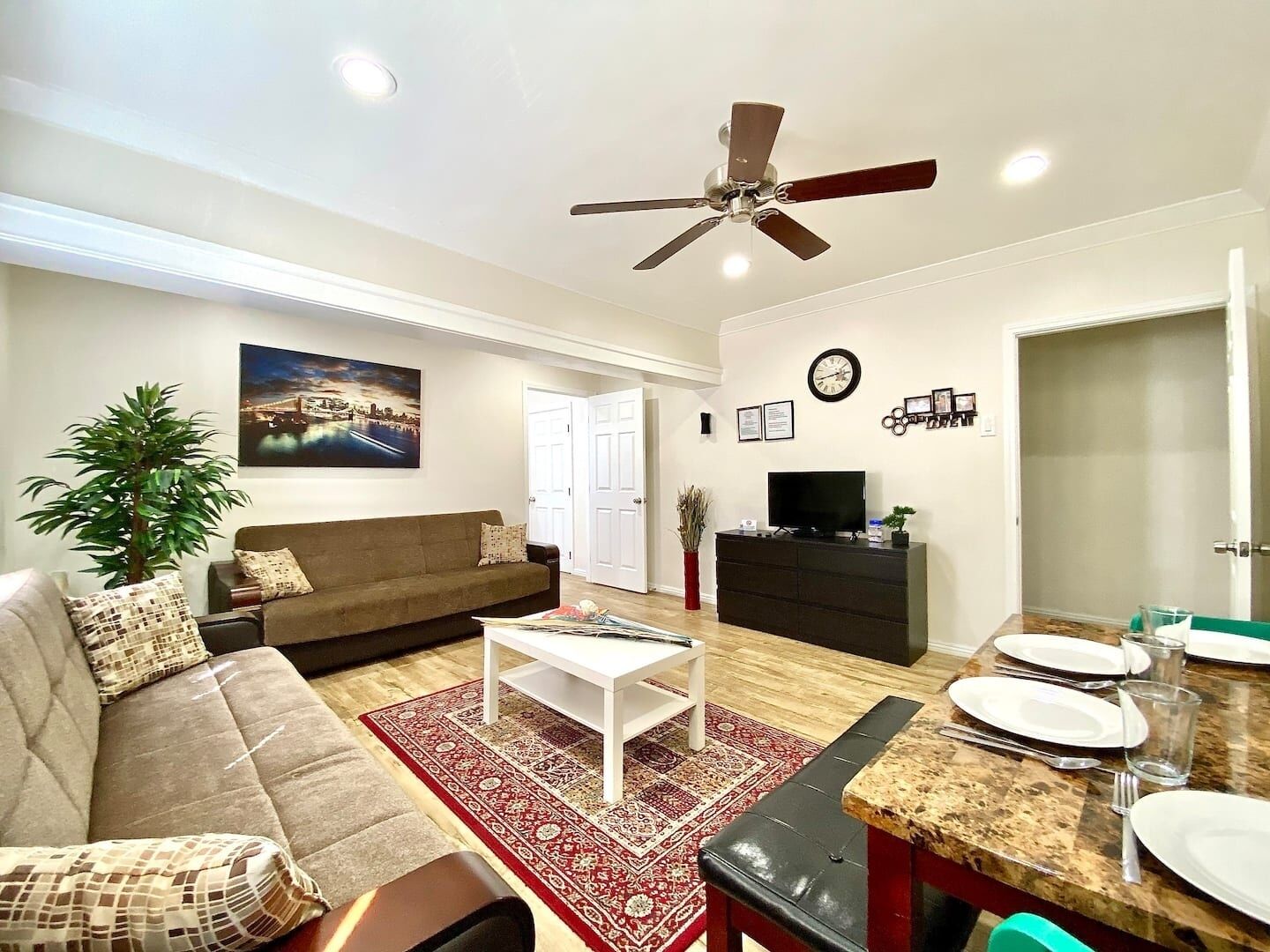 10 Min To The Beach! Perfect For A Family Or Friend Group. Self Check-in & Recently Renovated 2 Bedroom Apts by Redawning