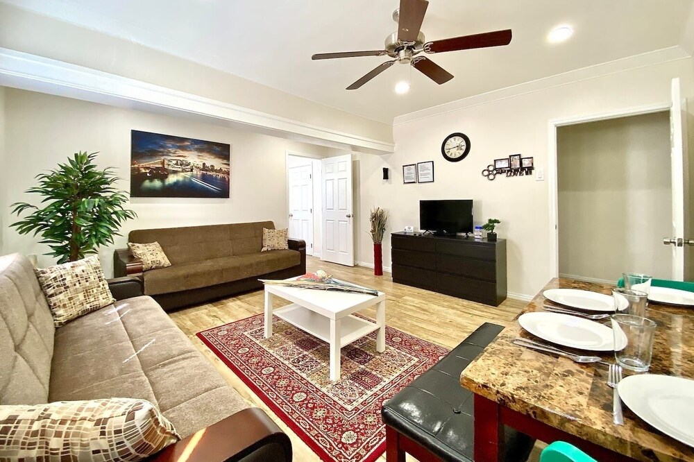 10 Min To The Beach! Perfect For A Family Or Friend Group. Self Check-in & Recently Renovated 2 Bedroom Apts by Redawning