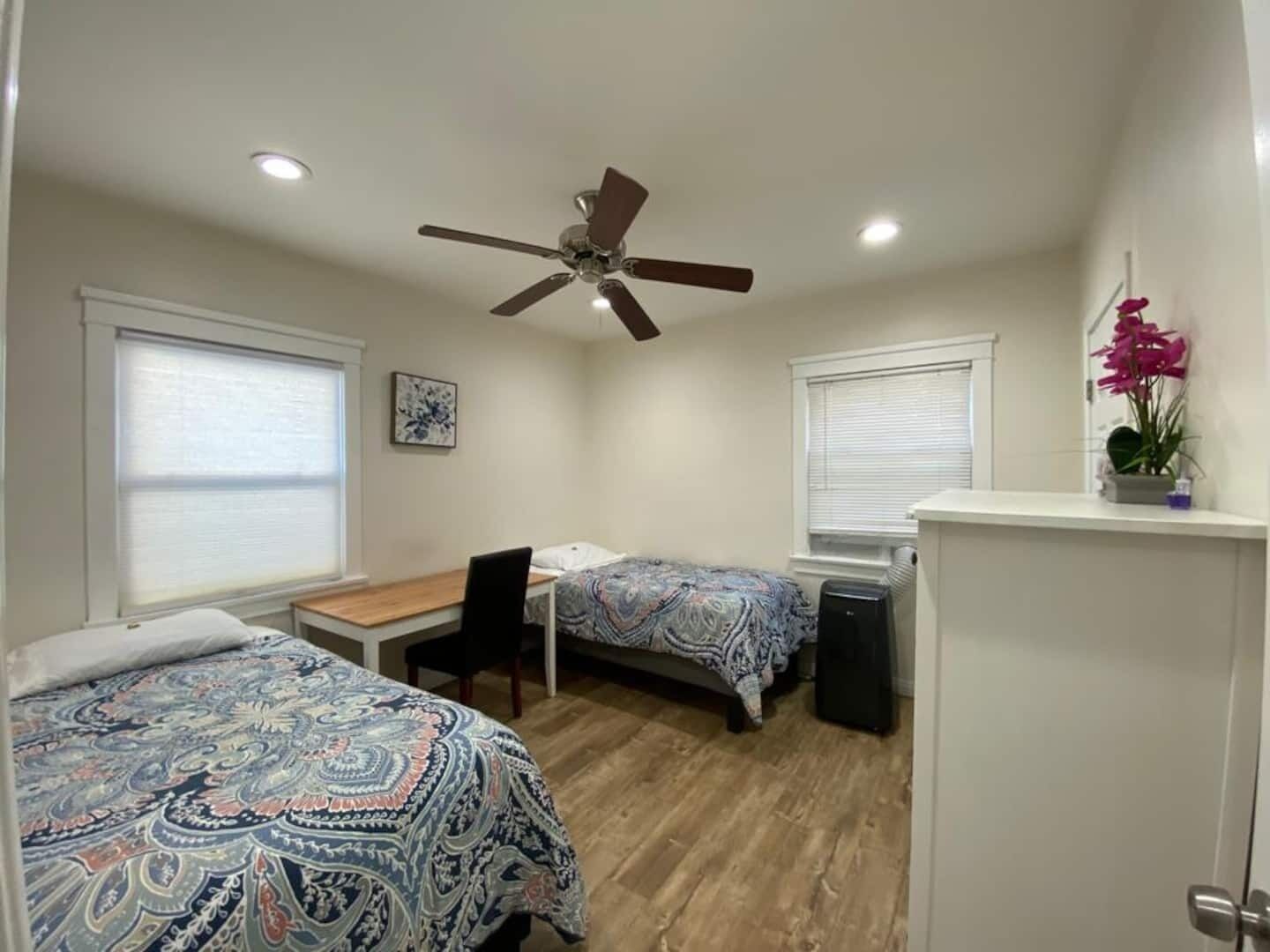 Recently Remodeled Spacious Guesthouse - Perfect For Exploring Long Beach - Self Check-in 2 Bedroom Apts by Redawning