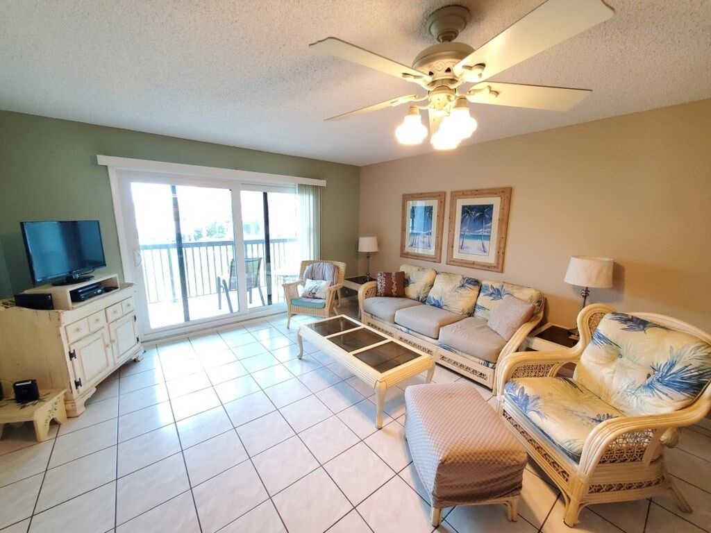Condo, 2 Bedrooms | Living room