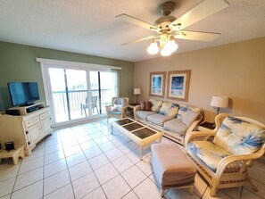 Condo, 2 Bedrooms | Living room