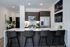 Refrigerador, microondas, placa de cocina, lavavajillas