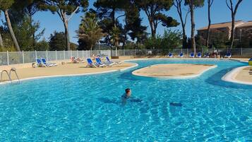 Een binnenzwembad en een buitenzwembad