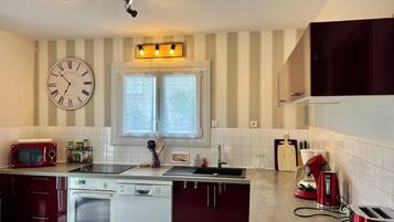 Frigorífico, microondas, horno y placa de cocina