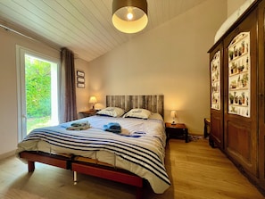 5 bedrooms, iron/ironing board, free WiFi, bed sheets