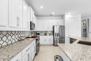 冰箱、微波炉、烤箱、炉灶