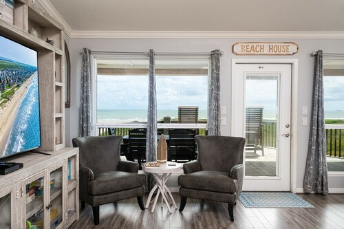 BEACHES BE TRIPPIN' - Beach front, 4 bedrooms, great beach access!