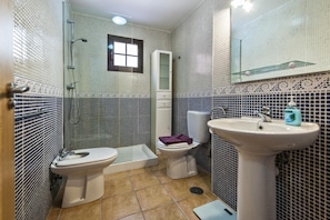 Douche, sĂšche-cheveux, bidet