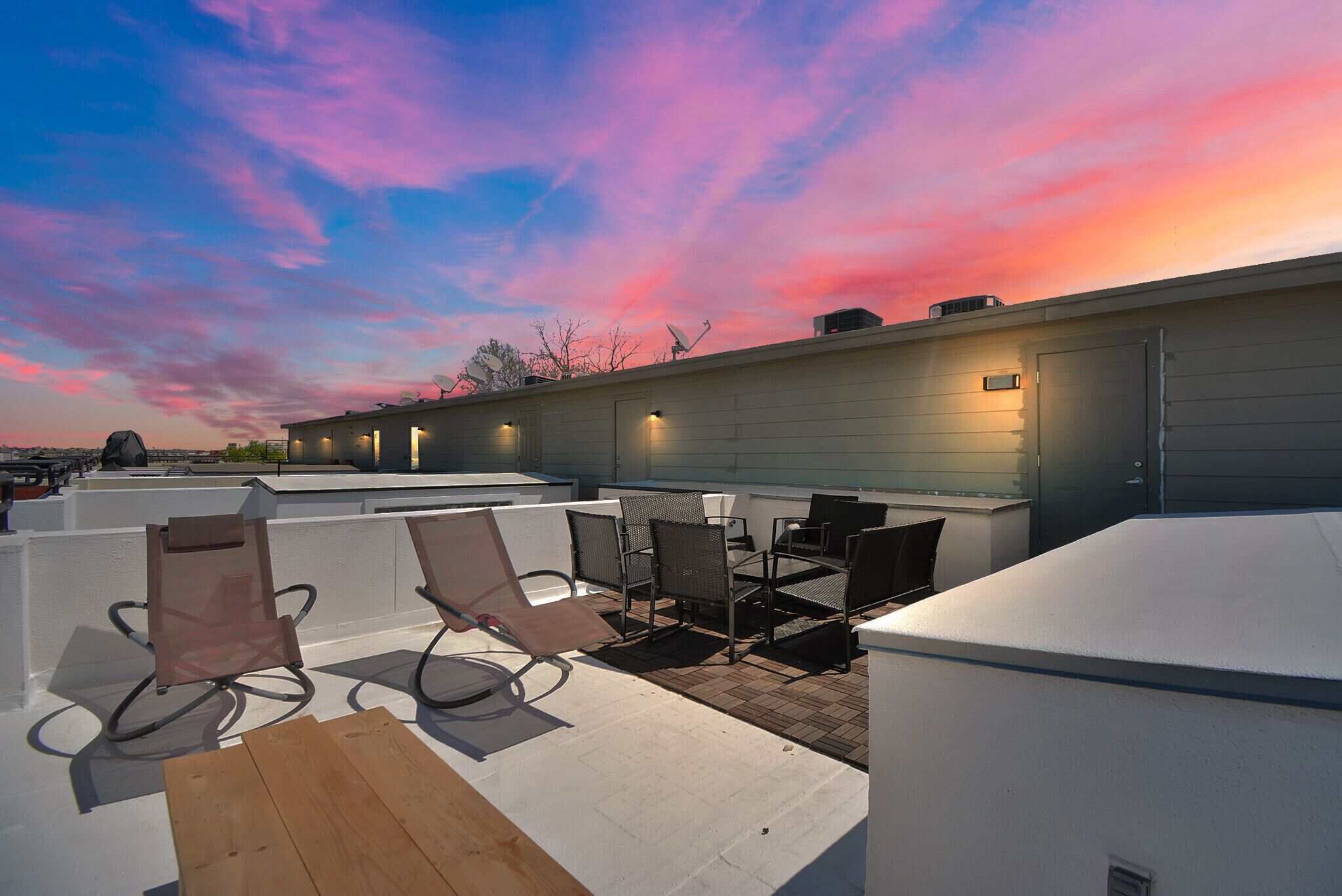 ★NEW★Roof Top ♛ King Bed Sleeps 8. Downtown with weeklyand monthly discounts. 