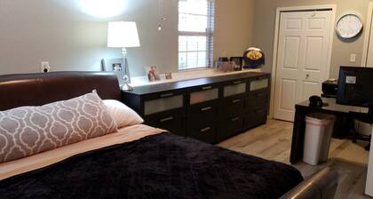 6 bedrooms, 3 full bathrooms. 10 minutes to State Farm, Rivian, and ISU.