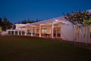 Exterior - Stunning beachfront Suites Wi-Fi East of Progreso (Chicxulub Puerto)