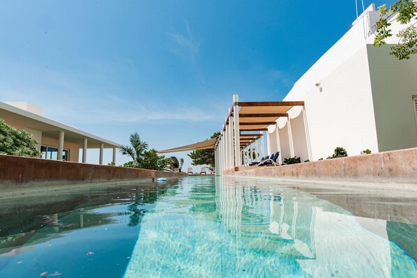 Pool - Stunning beachfront Suites Wi-Fi East of Progreso (Chicxulub Puerto)