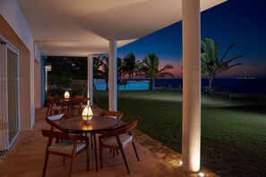 Outdoor dining - Stunning beachfront Suites Wi-Fi East of Progreso (Chicxulub Puerto)