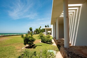 Property grounds - Stunning beachfront Suites Wi-Fi East of Progreso (Chicxulub Puerto)