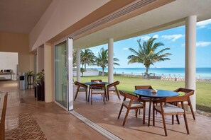 Outdoor dining - Stunning beachfront Suites Wi-Fi East of Progreso (Chicxulub Puerto)