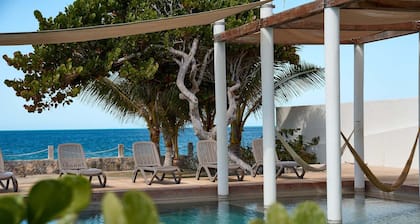 Stunning beachfront Suites Wi-Fi East of Progreso