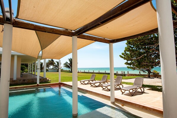 Pool - Stunning beachfront Suites Wi-Fi East of Progreso (Chicxulub Puerto)