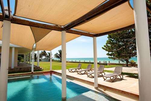 Stunning beachfront Suites Wi-Fi East of Progreso