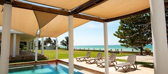 Stunning beachfront Suites Wi-Fi East of Progreso