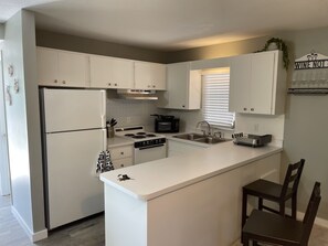 Fridge, microwave, oven, dishwasher - Walk to Siesta Beach, Restaurants, Shopping &More! (Sarasota)