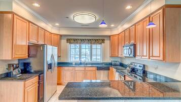 Jääkaappi, kahvin-/teenkeitin, syöttötuoli