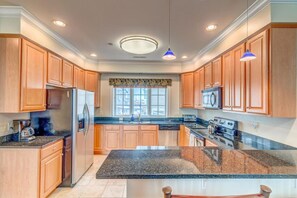 Réfrigérateur, cafetière/bouilloire, chaise haute