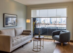 TV, offices - w* | Fantastic 1BR with Balcony in Miraflores (Miraflores)