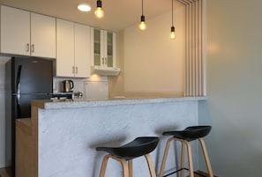 Kjøleskap, mikrobølgeovn, ovn og kokeplater