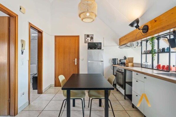 Jääkaappi, mikroaaltouuni, uuni, liesi