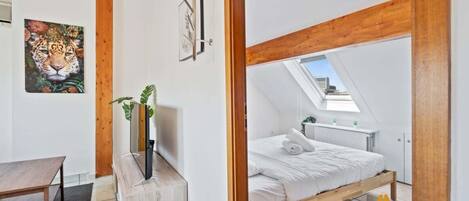 1 habitación, escritorio, tabla de planchar con plancha y wifi