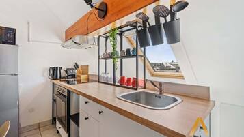 Frigorifero, microonde, forno, piano cottura