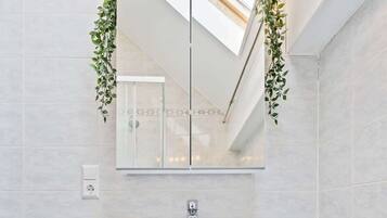 Bruser, hårtørrer, håndklæder