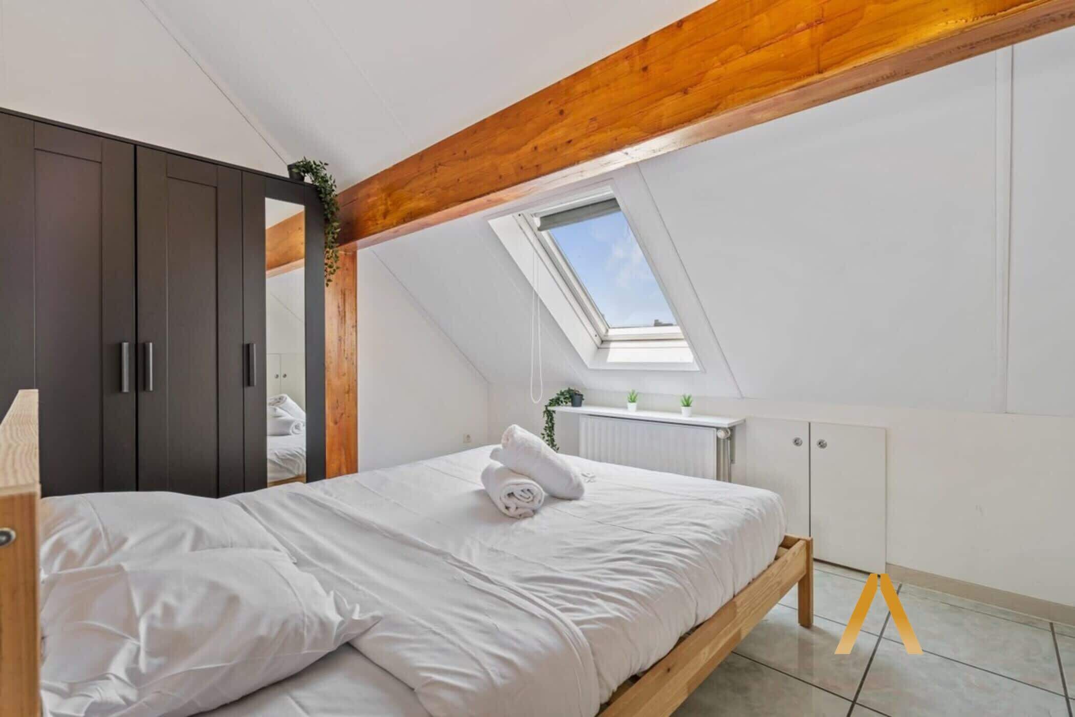Well-Lit Sleeping Area – The bedroom is bright and inviting, offering a comfortable double bed and ample space to relax.