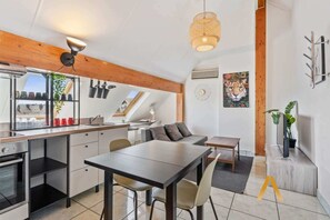 Fridge, microwave, oven, stovetop - Modern 1-Bedroom in Central Luxembourg City (Luxembourg City)