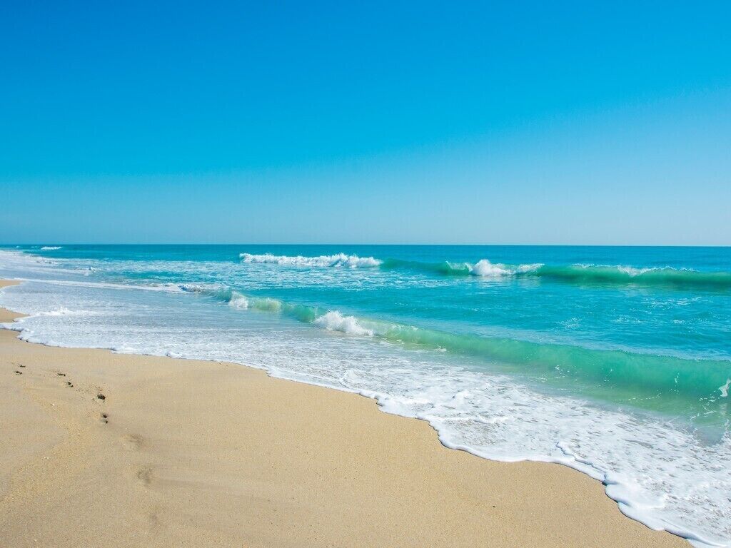 Beach nearby, sun-loungers, beach towels