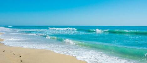 Nära stranden, solstolar och strandhanddukar