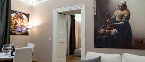 2 chambres, bureau, fer et planche à repasser, lit parapluie