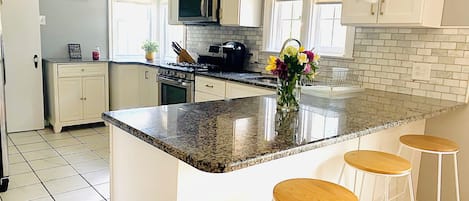 Mikroaaltouuni, astianpesukone, leivänpaahdin, jääpalakone