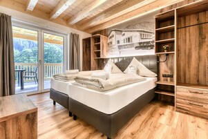 Travel crib, free WiFi, bed sheets