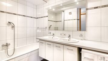 Baignoire, sèche-cheveux, serviettes fournies