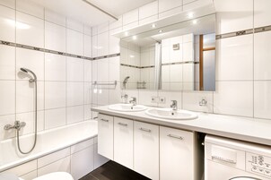 Bañera, secador de pelo, toallas