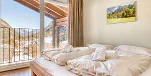 Family Apartment | Travel crib, free WiFi, bed sheets