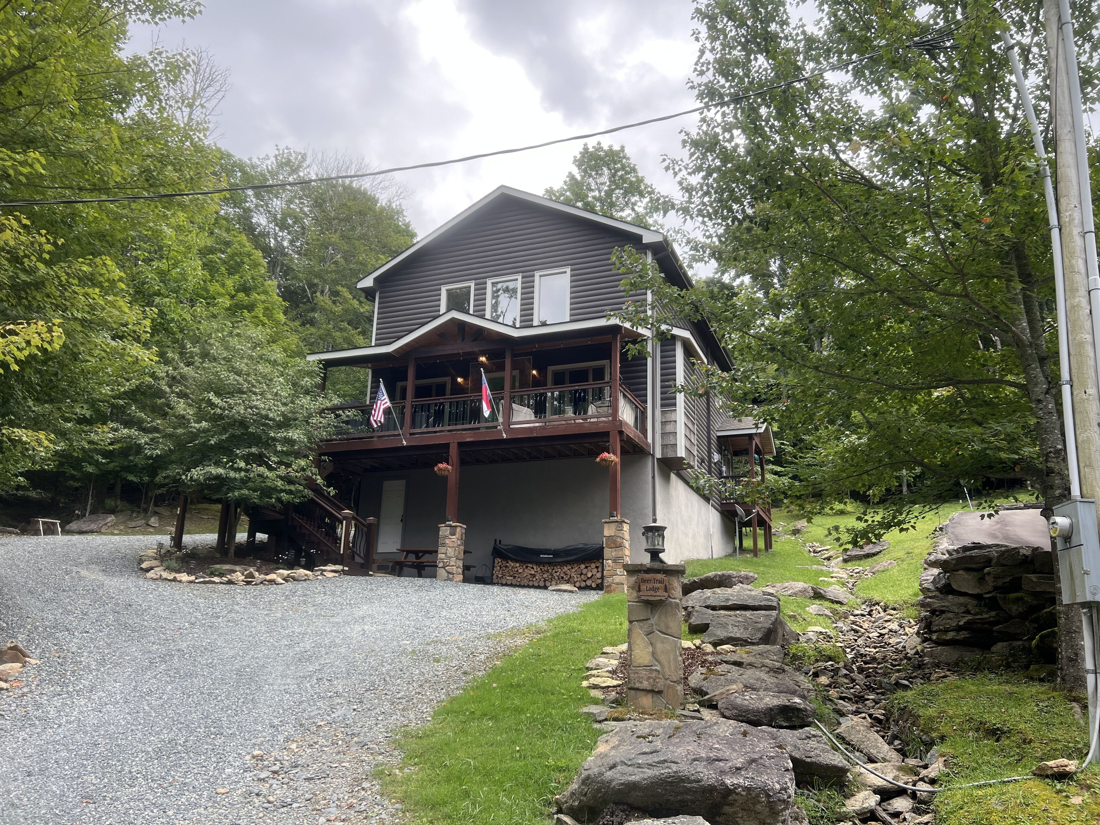 CABIN - 4 BR-2.5 BA - FIRE PIT, FIREPLACES, DOG OK, YARD, NEAR SKI, CENTRAL HVAC