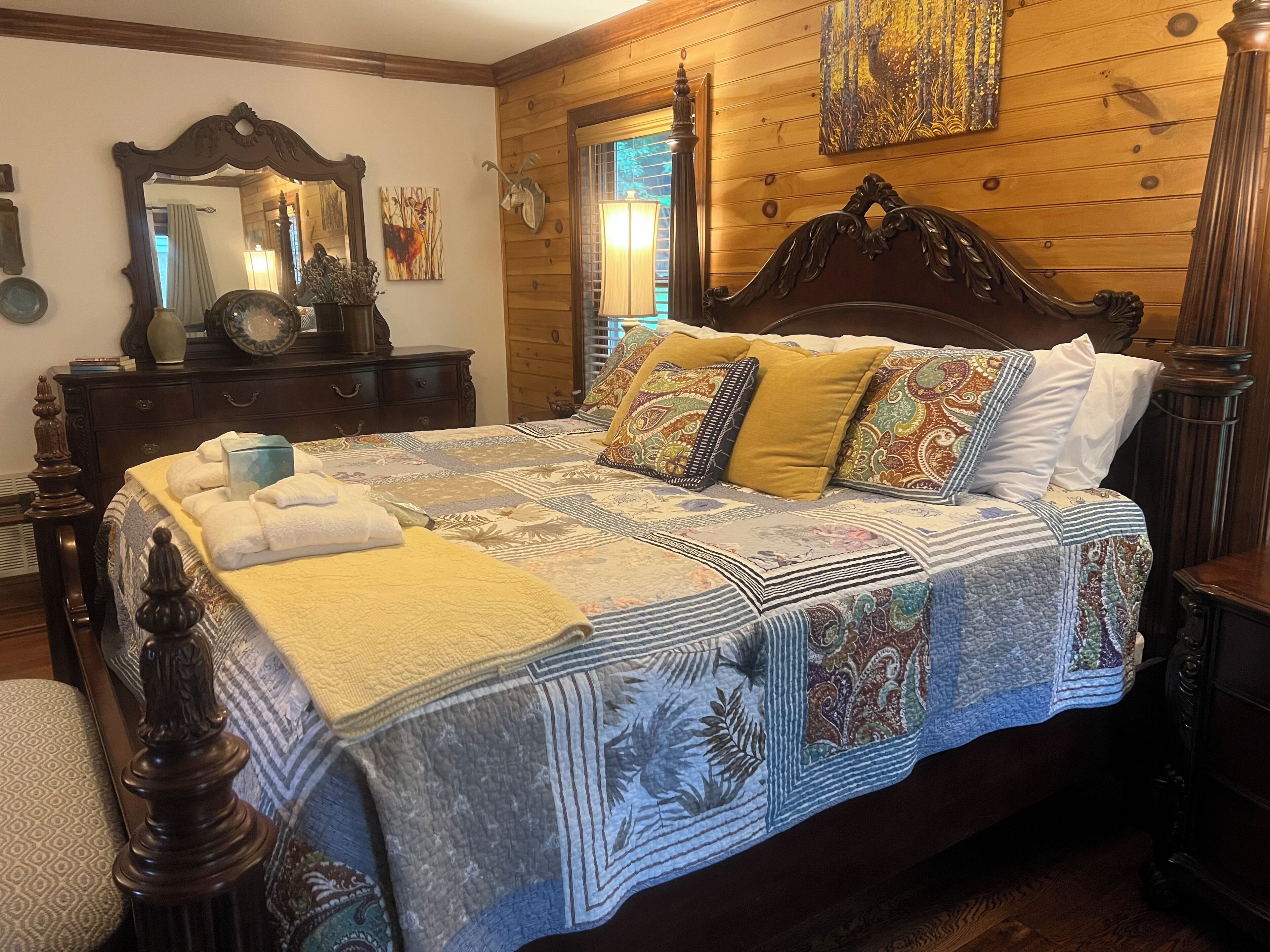 CABIN - 4 BR-2.5 BA - FIRE PIT, FIREPLACES, DOG OK, YARD, NEAR SKI, CENTRAL HVAC