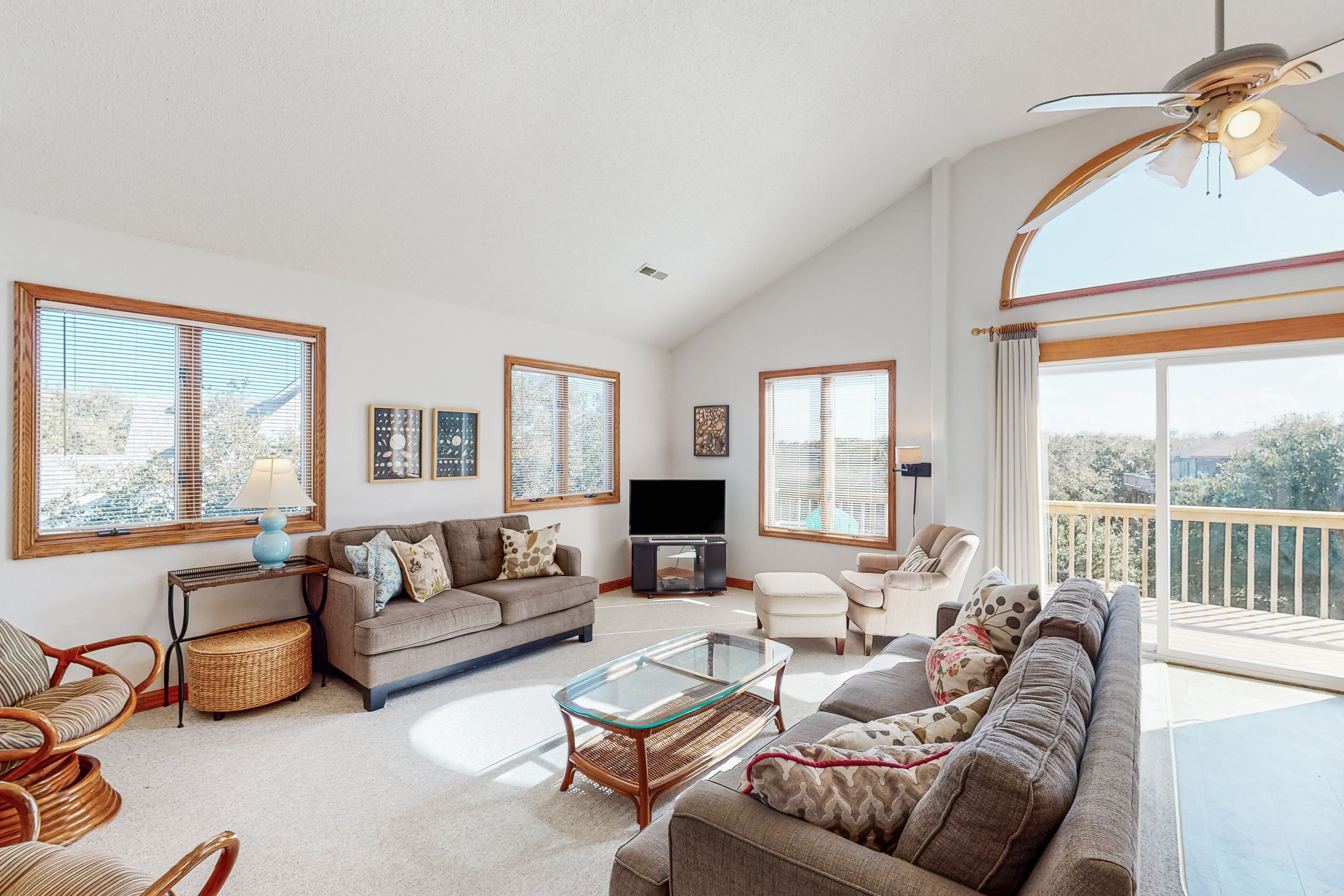 Beachside paradise with sundeck views & jetted tub - 365 yards to beach access