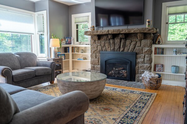 Televisor intel·ligent, llar de foc, futbolí i llibres