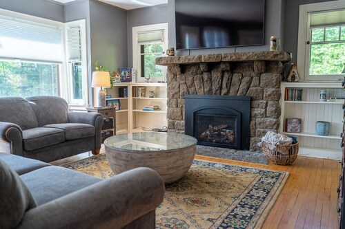  Main Street Village&Mirror Lake see Olympic Ski Jumps w Firepit Hottub Foosball